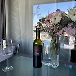 Bozur-a Modern And Comfy Place For 3 Persons Апартаменты *